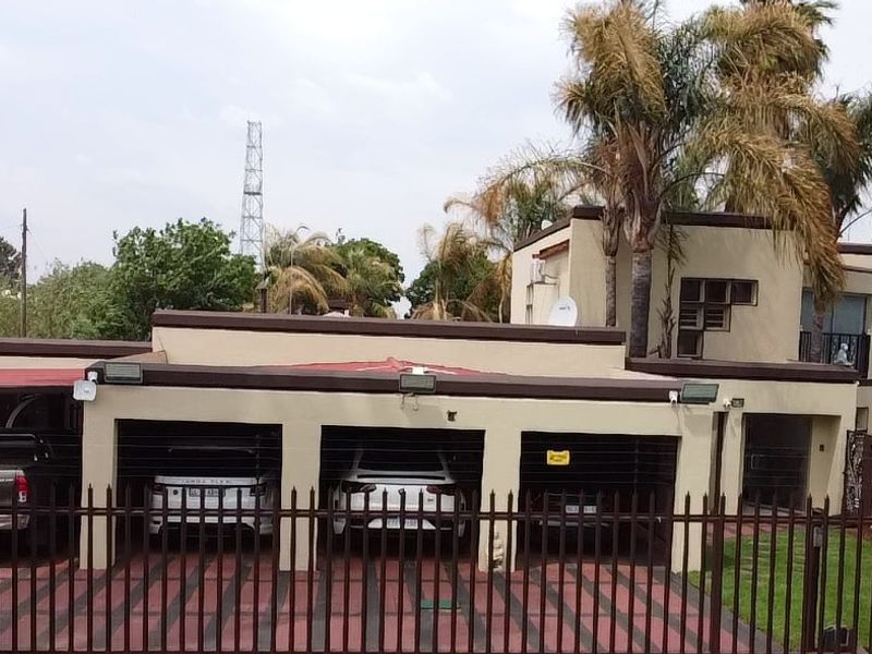 Impressively equipped family home in a quiet street in upmarket Wilkoppies. - Photo 2