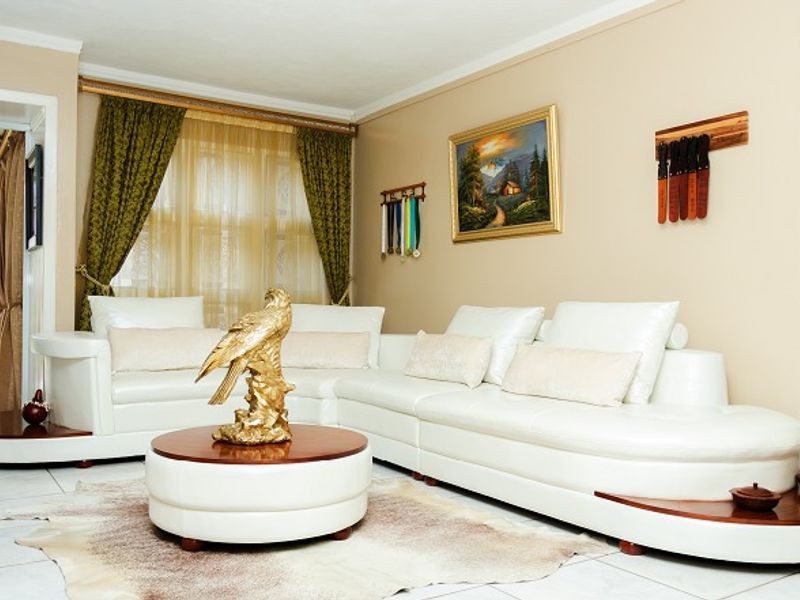 Impressively equipped family home in a quiet street in upmarket Wilkoppies. - Photo 9