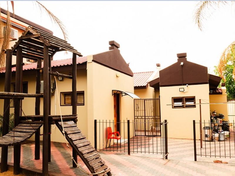 Impressively equipped family home in a quiet street in upmarket Wilkoppies. - Photo 8