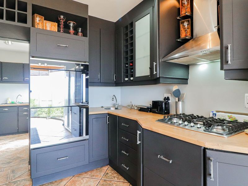 BEAUTIFULLY RENOVATED HOME WITH STUNNING SEA VIEWS - Photo 8