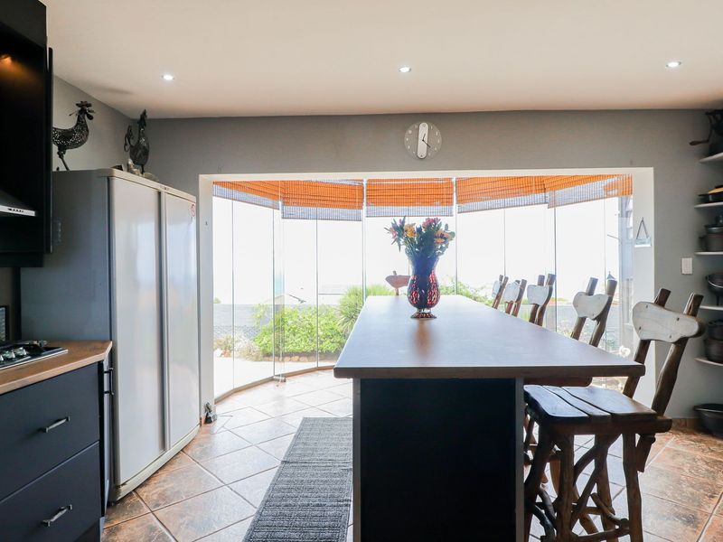 BEAUTIFULLY RENOVATED HOME WITH STUNNING SEA VIEWS - Photo 7