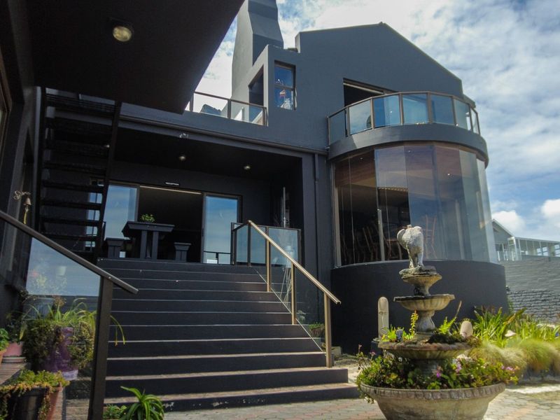 BEAUTIFULLY RENOVATED HOME WITH STUNNING SEA VIEWS - Photo 2