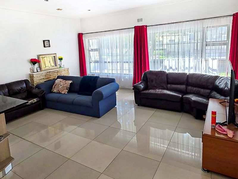 Stunning Family Home in Sought-After Suburb!   - Photo 8