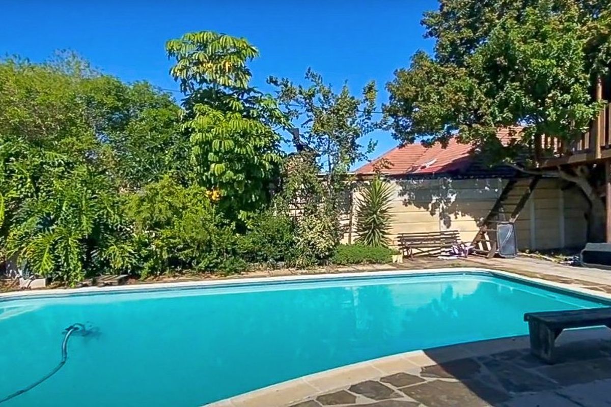 Stunning Family Home in Sought-After Suburb!   - Photo 2