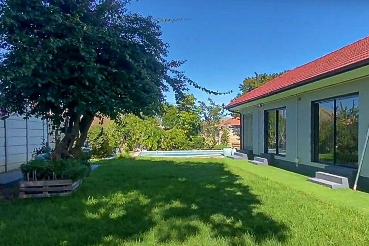 Stunning Family Home in Sought-After Suburb!   - Photo 3