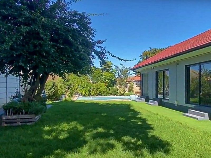 Stunning Family Home in Sought-After Suburb!   - Photo 3