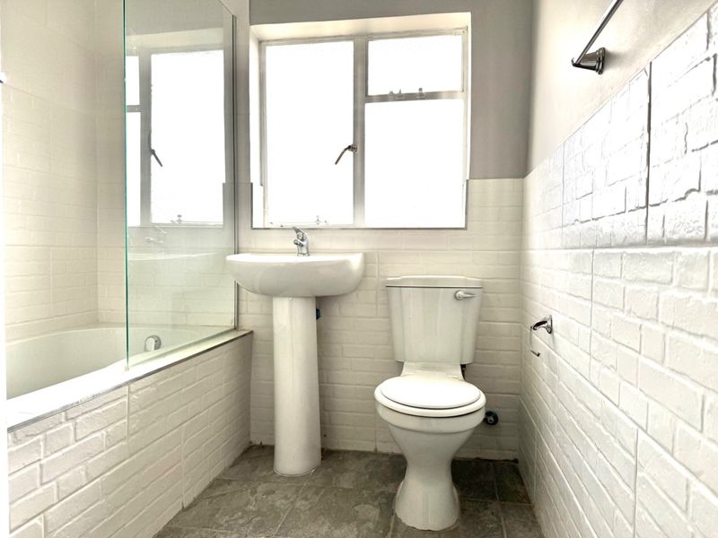 Newly renovated open plan secure unit close to Cape Rd - Photo 8