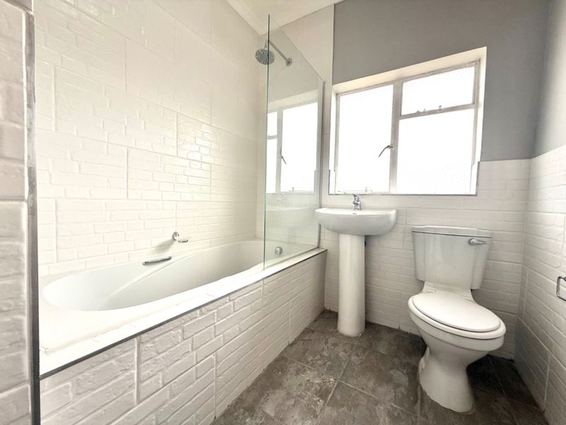 Newly renovated open plan secure unit close to Cape Rd - Photo 7