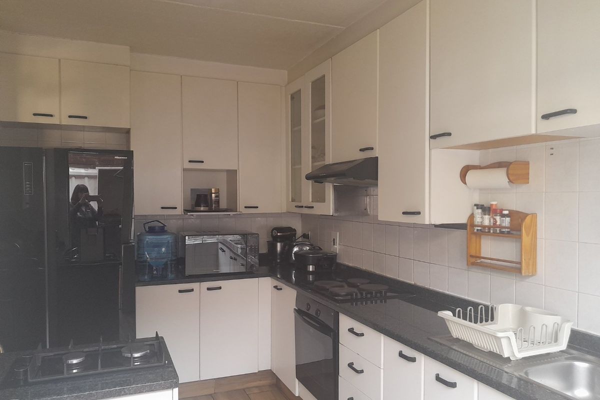 3 Bedroom Duplex Townhouse For Sale in Bedford Gardens - Photo 2