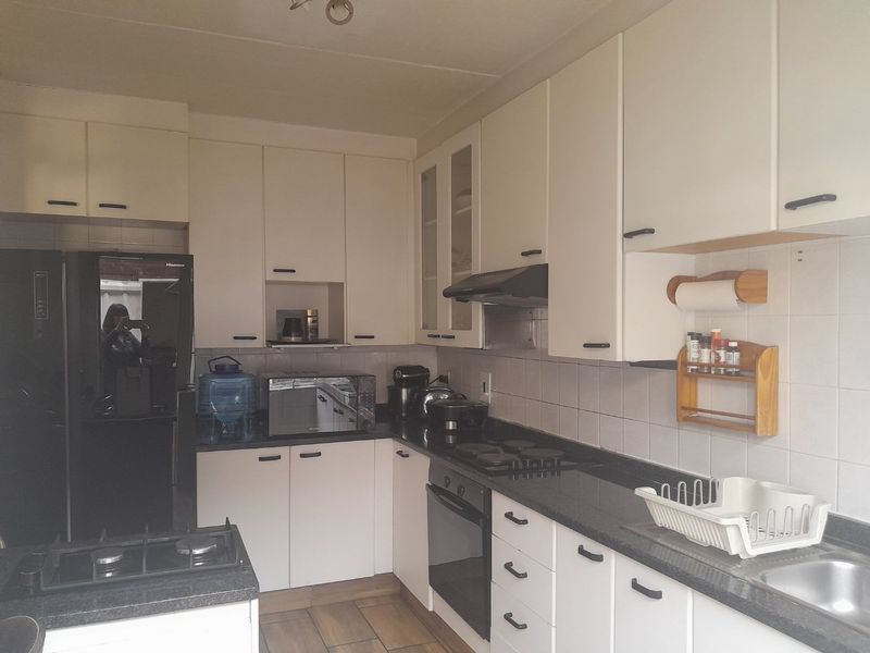 3 Bedroom Duplex Townhouse For Sale in Bedford Gardens - Photo 2