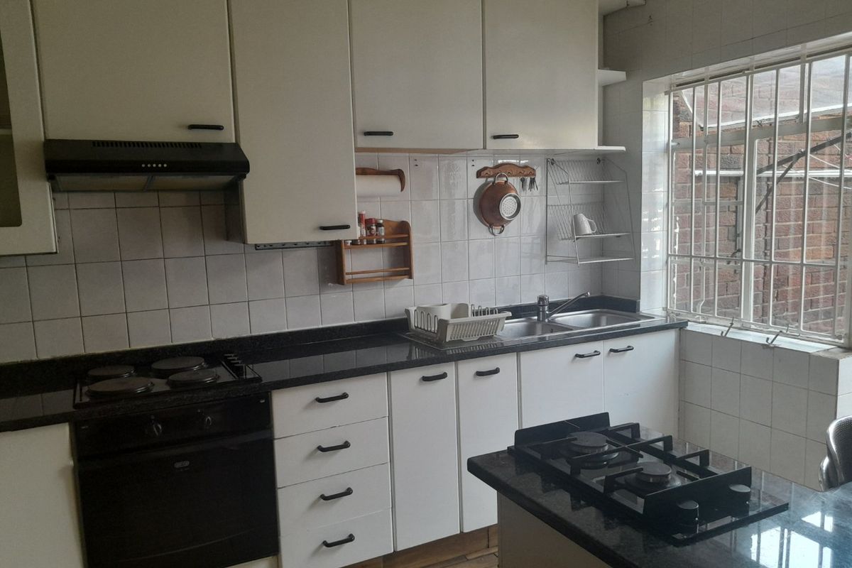 3 Bedroom Duplex Townhouse For Sale in Bedford Gardens - Photo 3