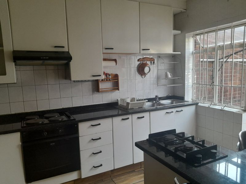 3 Bedroom Duplex Townhouse For Sale in Bedford Gardens - Photo 3