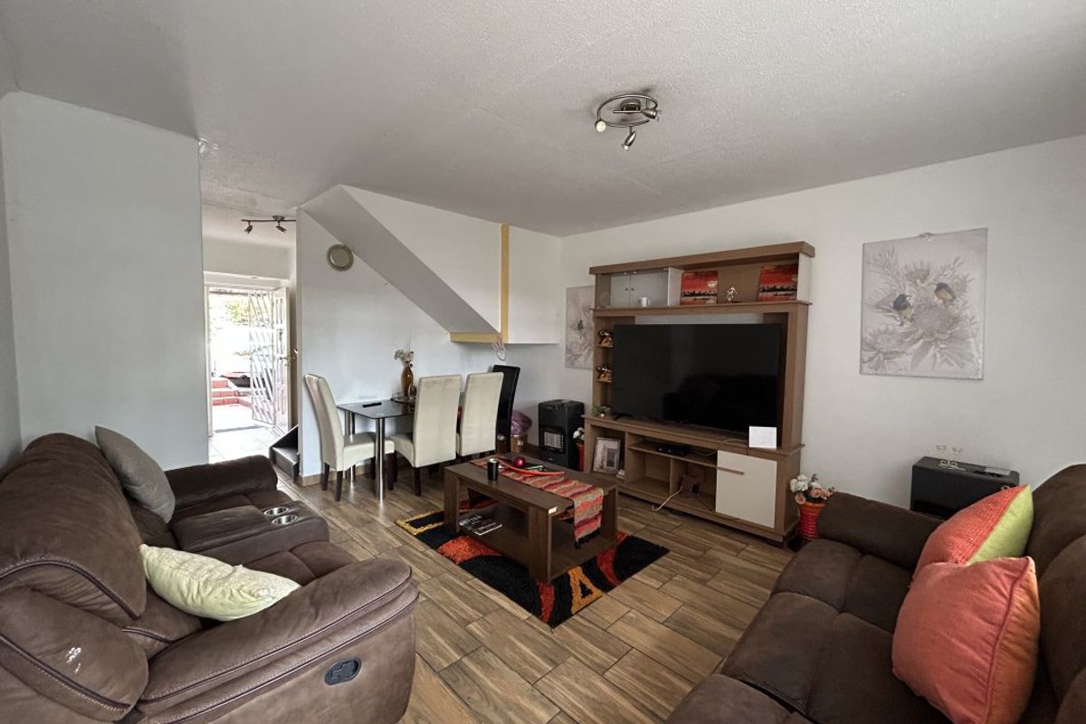 3 Bedroom Duplex Townhouse For Sale in Bedford Gardens - Photo 4