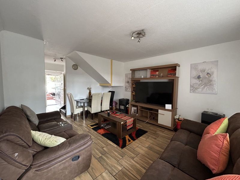 3 Bedroom Duplex Townhouse For Sale in Bedford Gardens - Photo 4