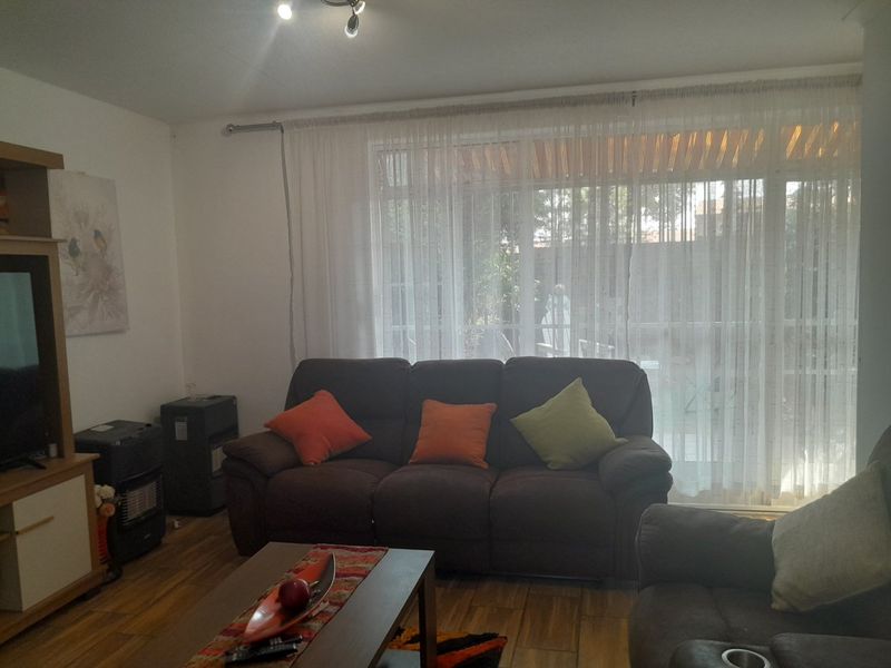 3 Bedroom Duplex Townhouse For Sale in Bedford Gardens - Photo 6