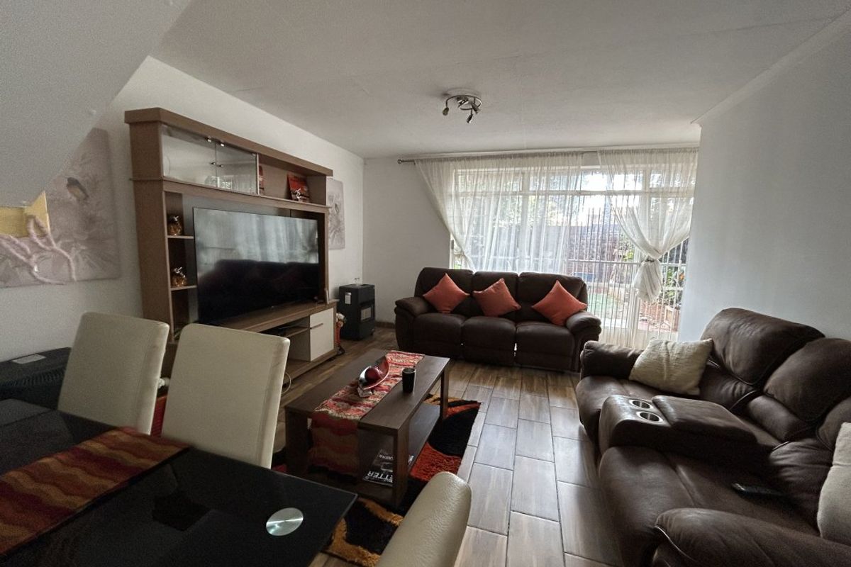 3 Bedroom Duplex Townhouse For Sale in Bedford Gardens - Photo 5