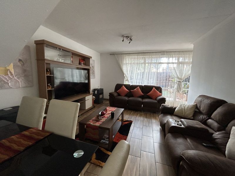 3 Bedroom Duplex Townhouse For Sale in Bedford Gardens - Photo 5