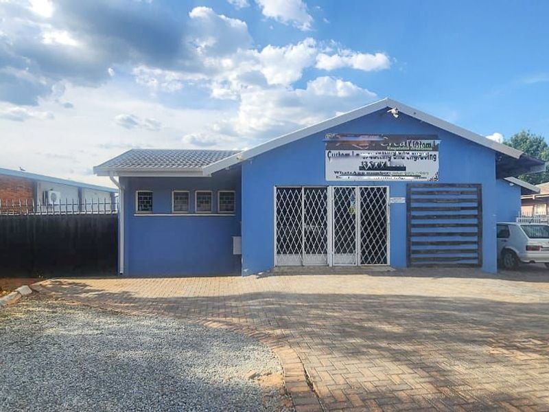 BUSINESS PREMISES WITH EXCELLENT LOCATION! - Photo 2