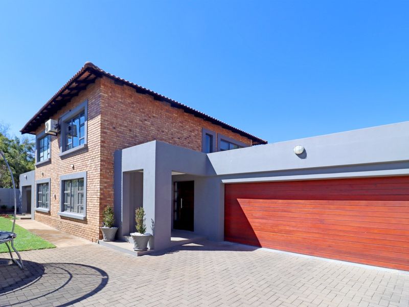 Immaculate and Stylish Duet – A Cut Above the Rest! - Photo 2