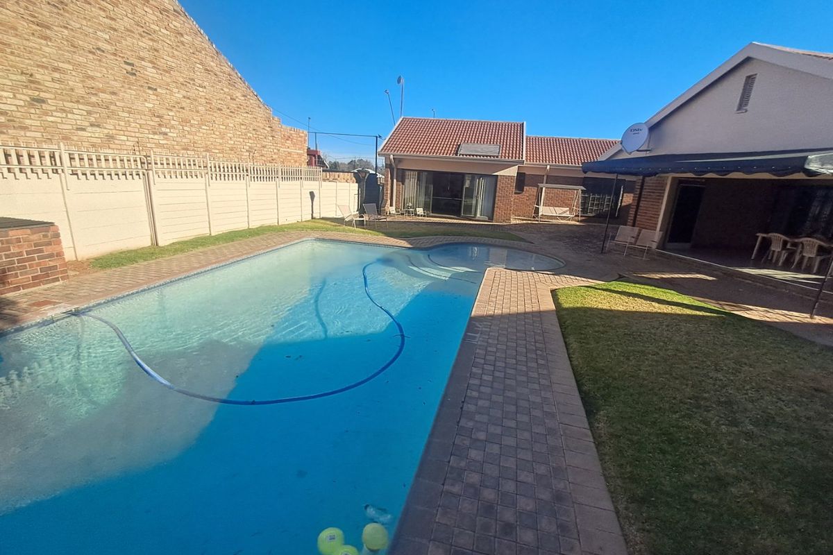 4 Bedroom house for sale in Wilkoppies - Photo 4