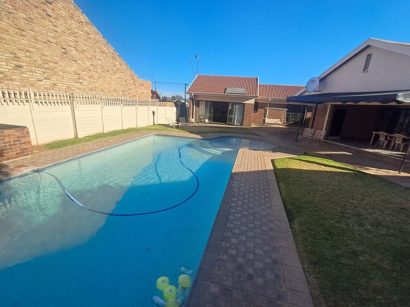 4 Bedroom house for sale in Wilkoppies - Photo 4