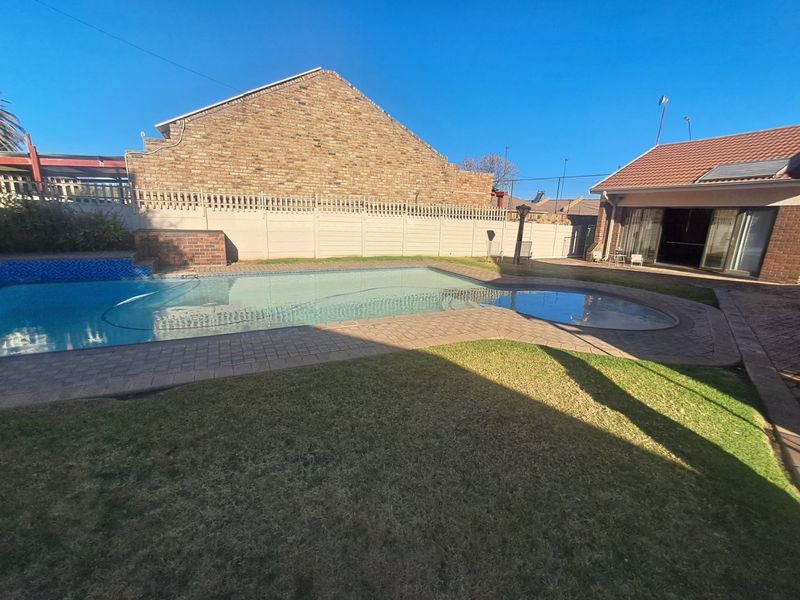 4 Bedroom house for sale in Wilkoppies - Photo 6