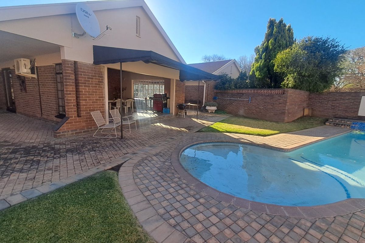 4 Bedroom house for sale in Wilkoppies - Photo 3