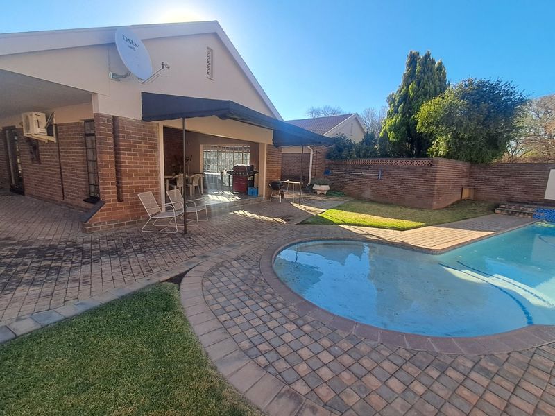 4 Bedroom house for sale in Wilkoppies - Photo 3