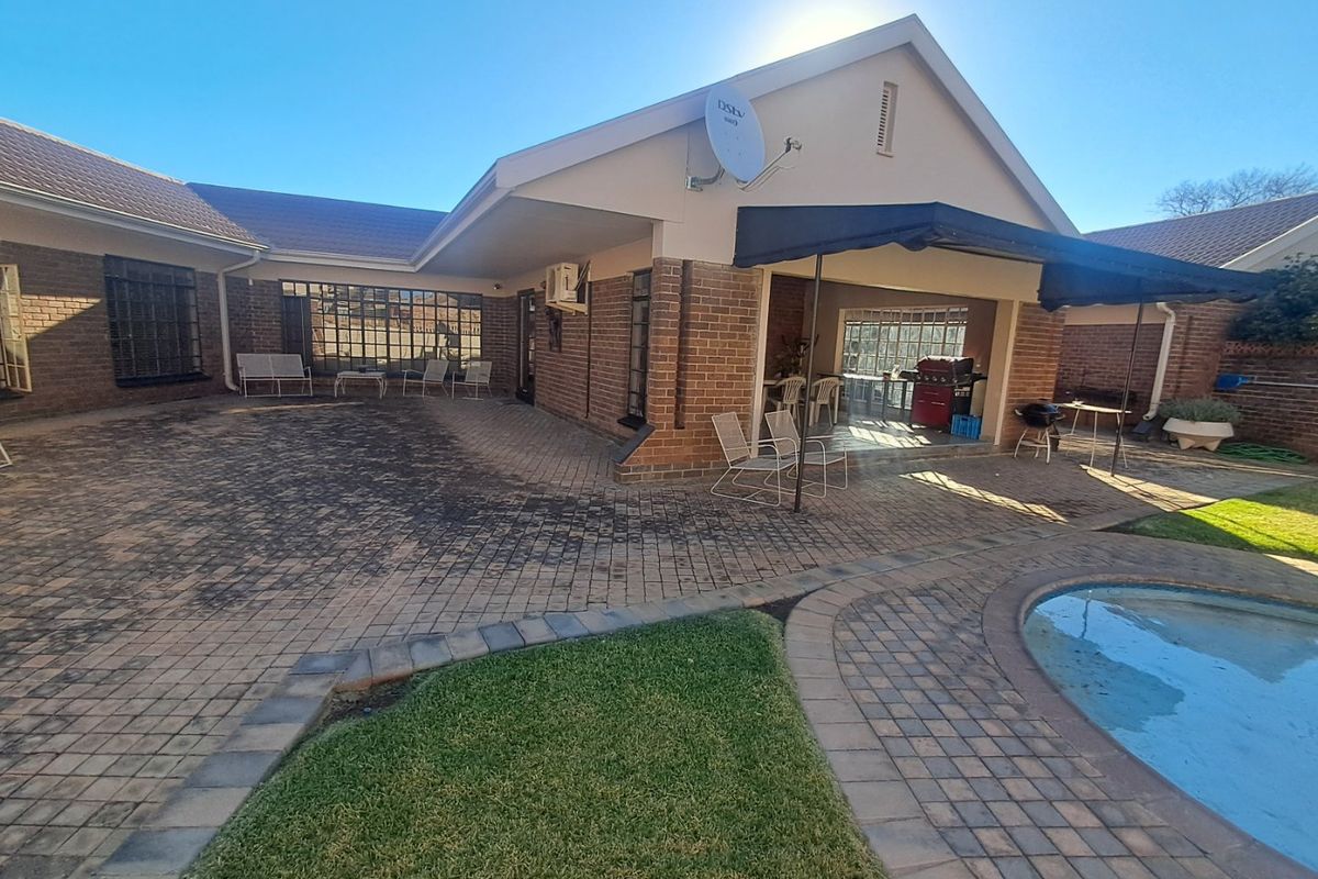 4 Bedroom house for sale in Wilkoppies - Photo 2