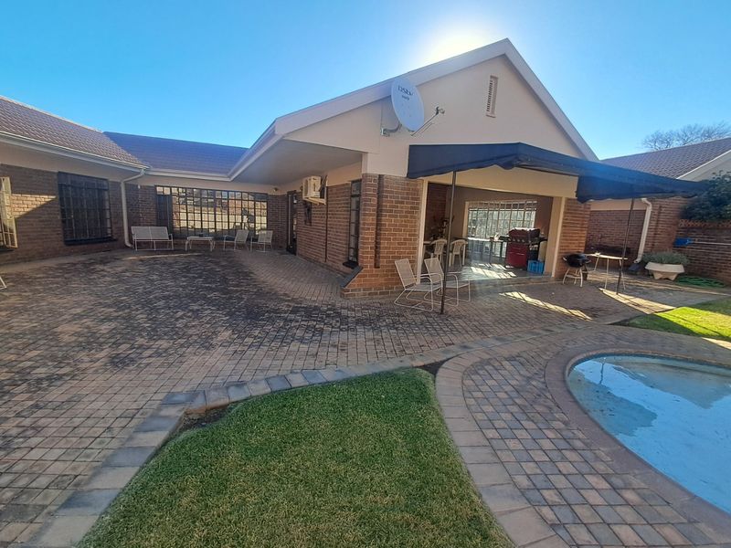 4 Bedroom house for sale in Wilkoppies - Photo 2