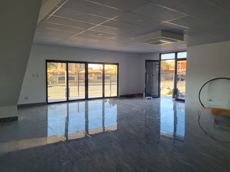 Retail/Office space in a very sought after Medical Centre - Photo 8