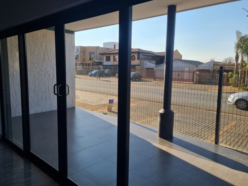 Retail/Office space in a very sought after Medical Centre - Photo 9