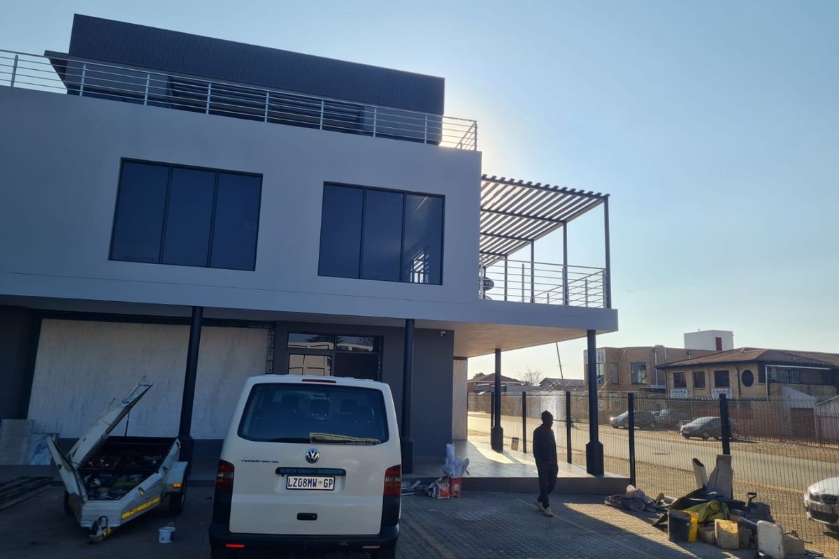 Retail/Office space in a very sought after Medical Centre - Photo 2