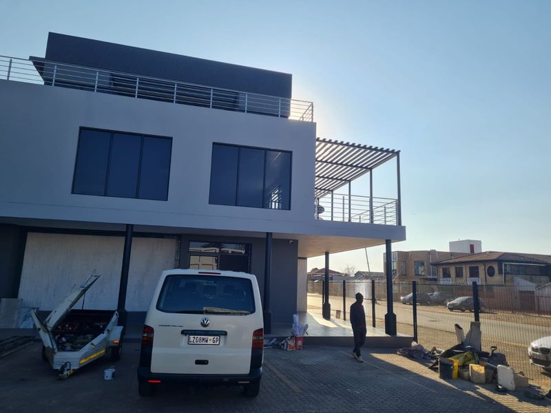 Retail/Office space in a very sought after Medical Centre - Photo 2