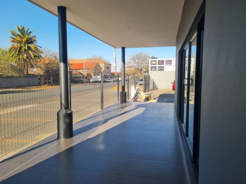 Retail/Office space in a very sought after Medical Centre - Photo 7