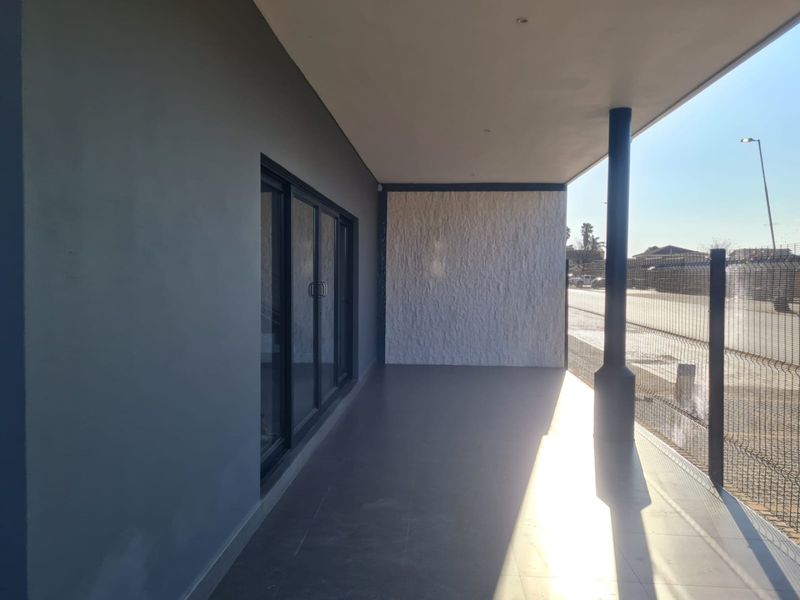 Retail/Office space in a very sought after Medical Centre - Photo 6