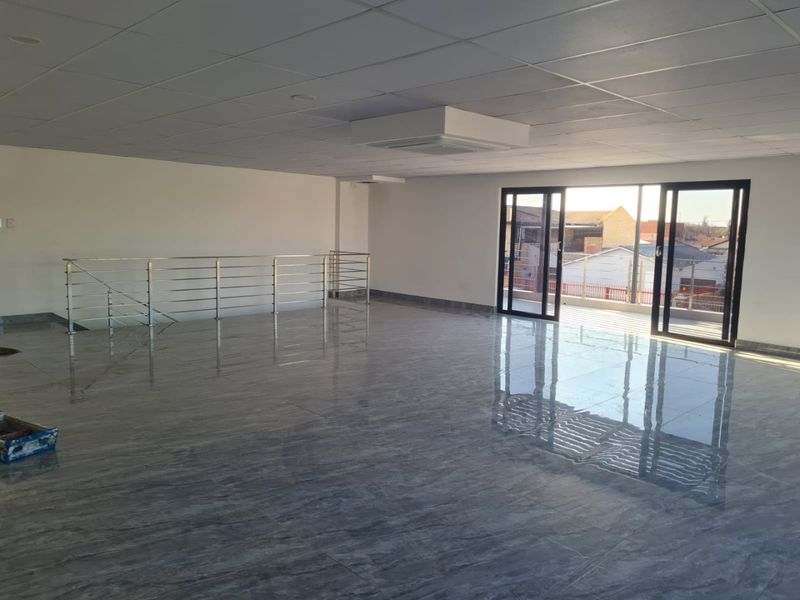 Retail/Office space in a very sought after Medical Centre - Photo 10