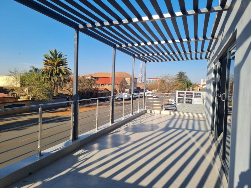 Retail/Office space in a very sought after Medical Centre - Photo 9