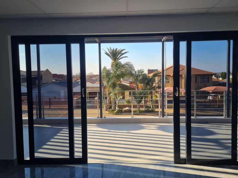 Retail/Office space in a very sought after Medical Centre - Photo 8