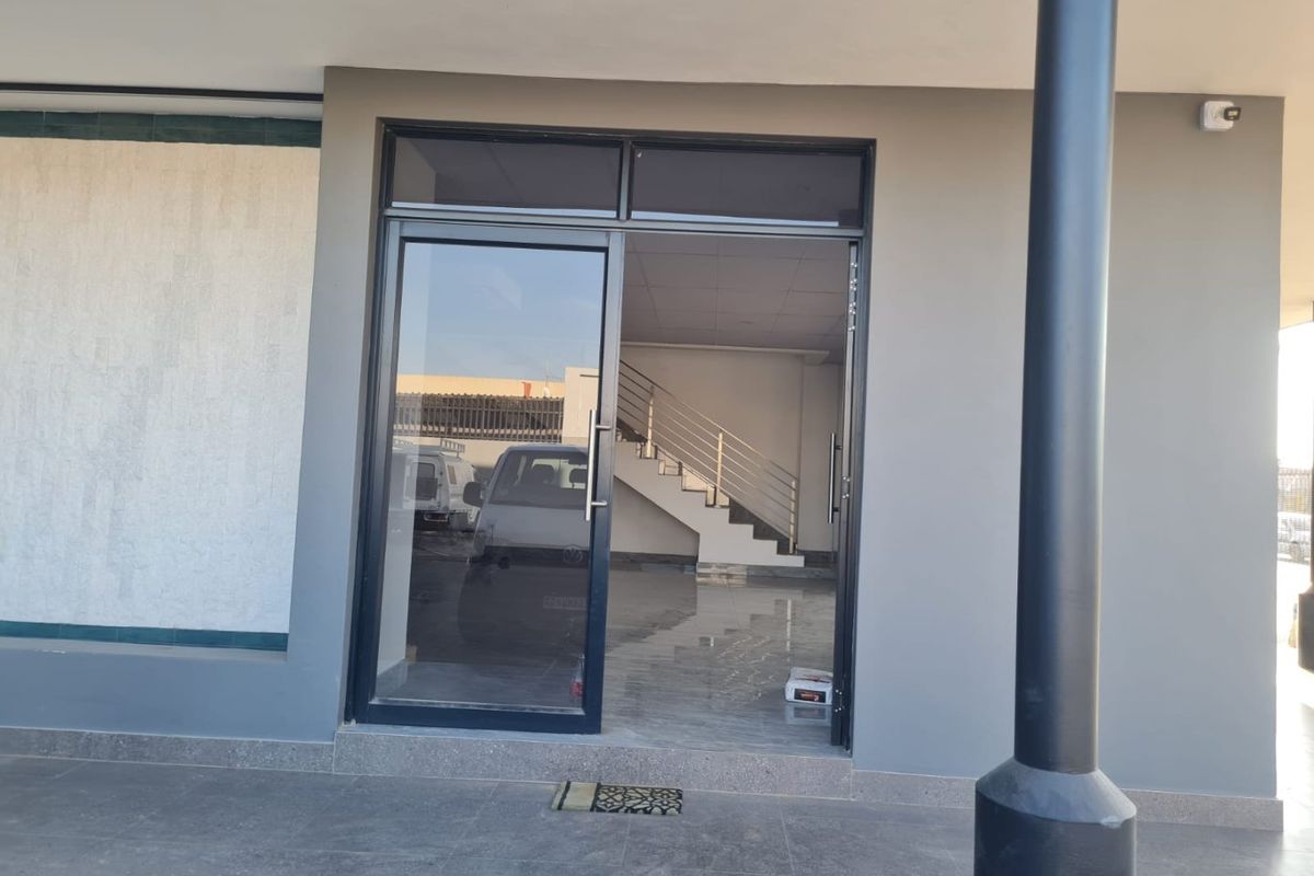 Retail/Office space in a very sought after Medical Centre - Photo 3