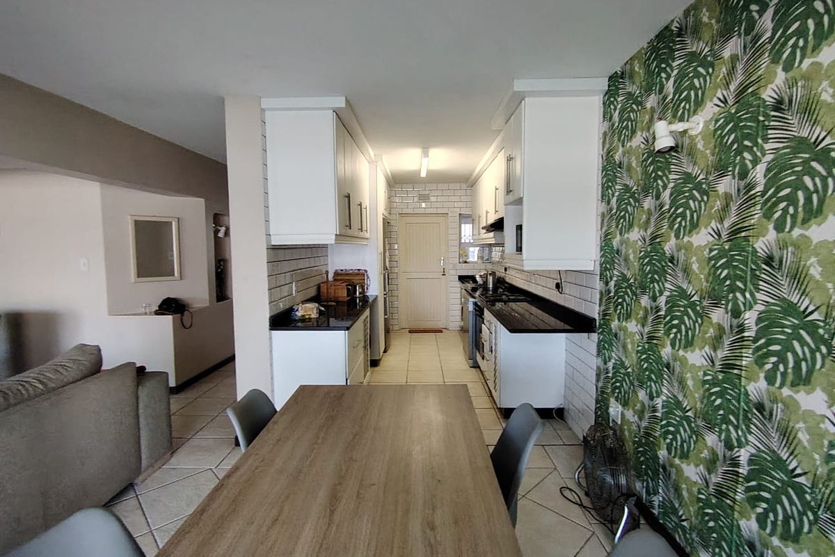 3 Bedroom 2 Bathroom Apartment With Direct Beach Access - Photo 5