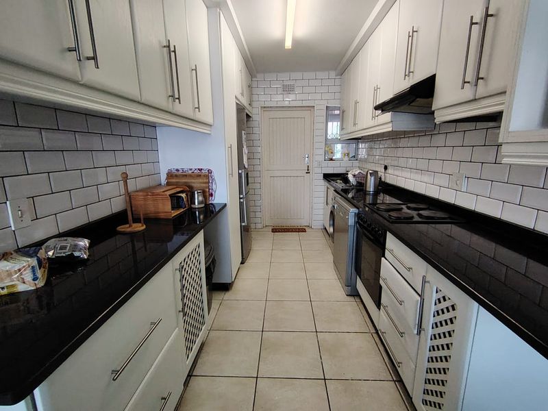 3 Bedroom 2 Bathroom Apartment With Direct Beach Access - Photo 7