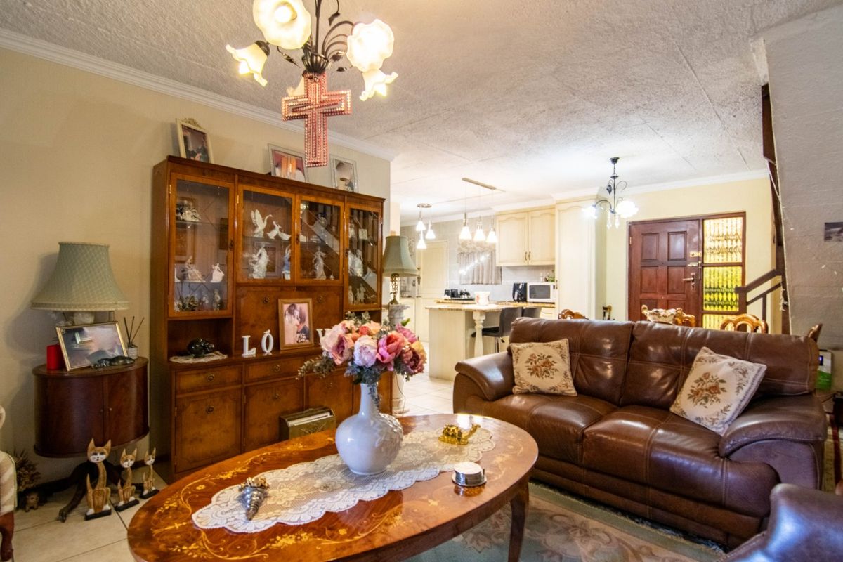 Sole & Exclusive Mandate – Modern and Spacious Comfort in Constantia Glen Security Village and PRICED to SELL!!! - Photo 5