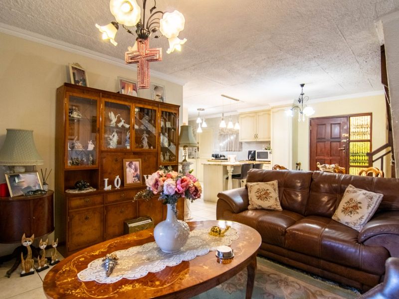 Sole & Exclusive Mandate – Modern and Spacious Comfort in Constantia Glen Security Village and PRICED to SELL!!! - Photo 5