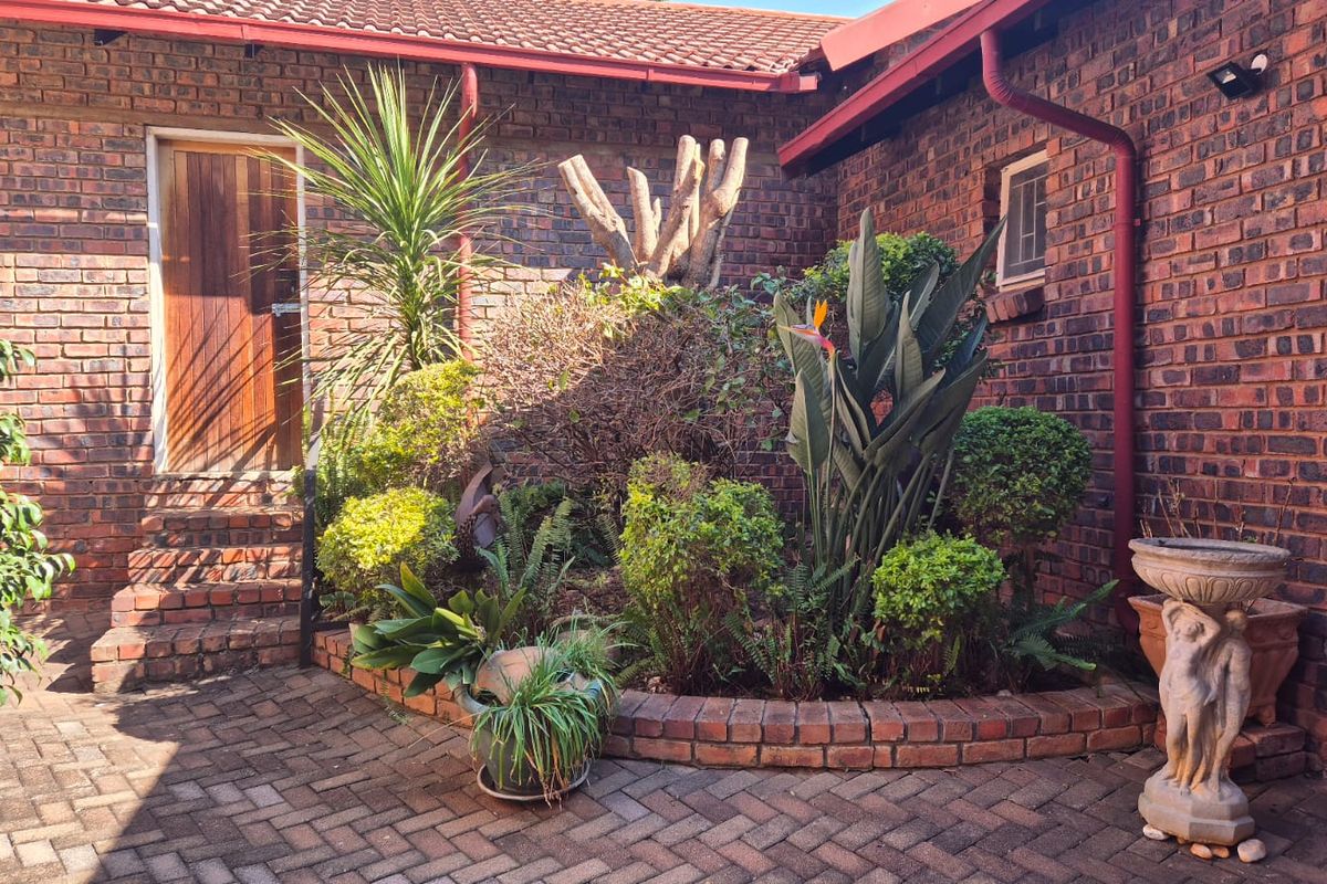 Sole & Exclusive Mandate – Modern and Spacious Comfort in Constantia Glen Security Village and PRICED to SELL!!! - Photo 2