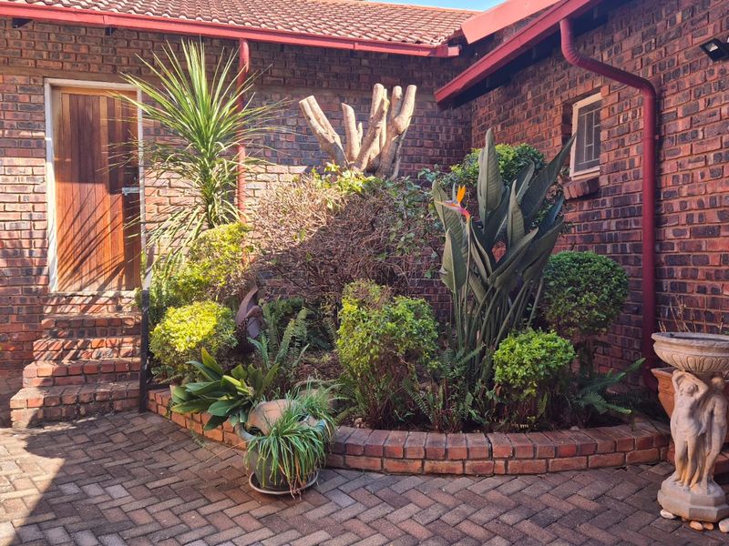 Sole & Exclusive Mandate – Modern and Spacious Comfort in Constantia Glen Security Village and PRICED to SELL!!! - Photo 2