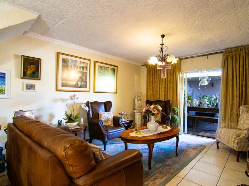 Sole & Exclusive Mandate – Modern and Spacious Comfort in Constantia Glen Security Village and PRICED to SELL!!! - Photo 4