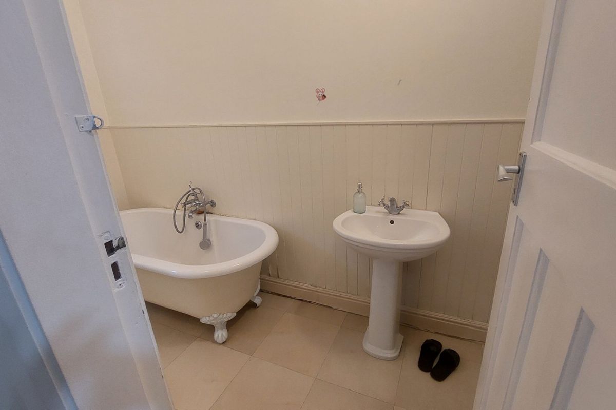 A beautiful, stylish and spacious apartment for sale in Glenwood - Photo 5