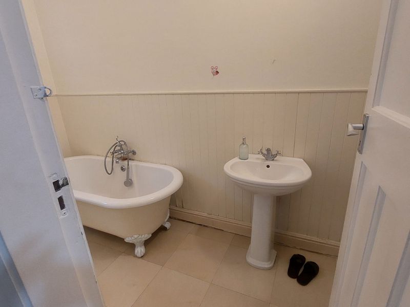 A beautiful, stylish and spacious apartment for sale in Glenwood - Photo 5