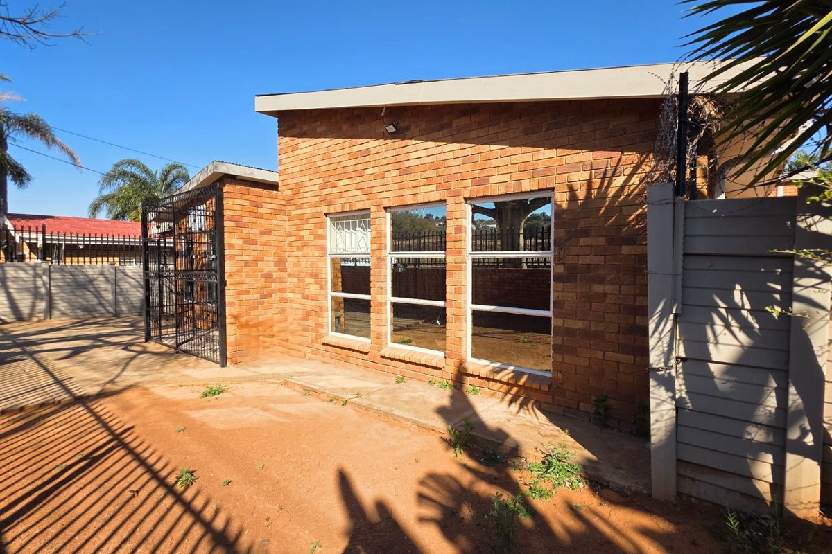 Standard Face Brick Home for Sale in Laudium - Photo 2